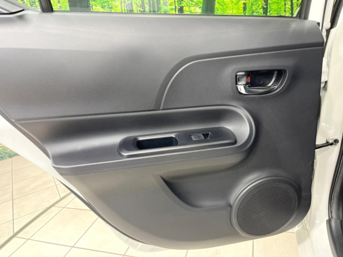 2013 Toyota Aqua DAA-NHP10 (UW-6a30bf06c9327)[11]