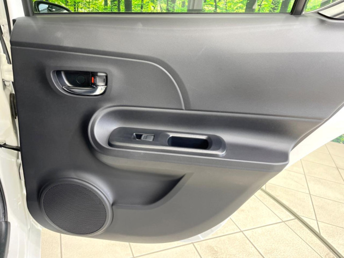 2013 Toyota Aqua DAA-NHP10 (UW-6a30bf06c9327)[13]