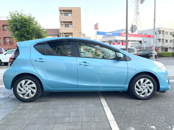 2015 Toyota Aqua DAA-NHP10 (UW-6a30bf080b1a5)[28]