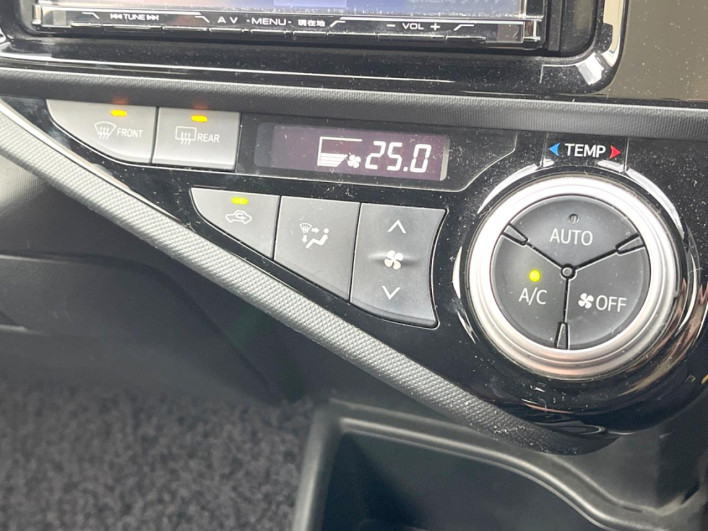 2016 Toyota Aqua DAA-NHP10 (UW-6a30bf0a3b24b)[18]