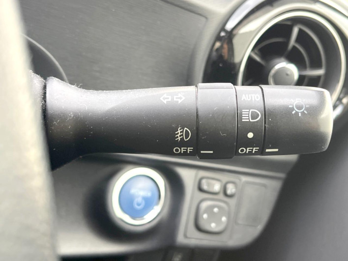2016 Toyota Aqua DAA-NHP10 (UW-6a30bf0a3b24b)[25]