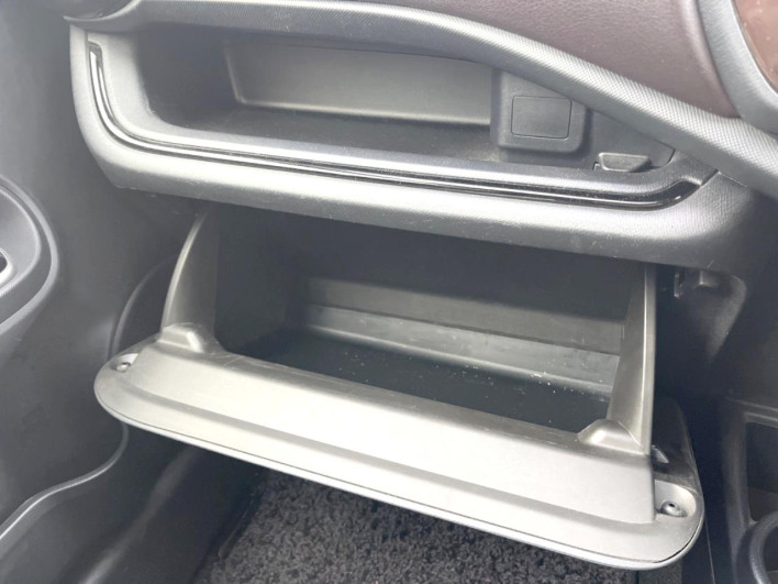 2016 Toyota Aqua DAA-NHP10 (UW-6a30bf0a3b24b)[12]