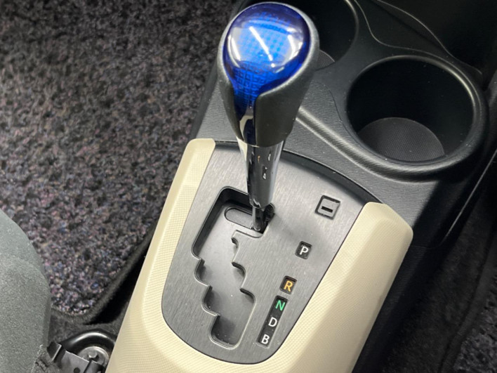 2012 Toyota Aqua DAA-NHP10 (UW-6a30bf0dc9543)[24]