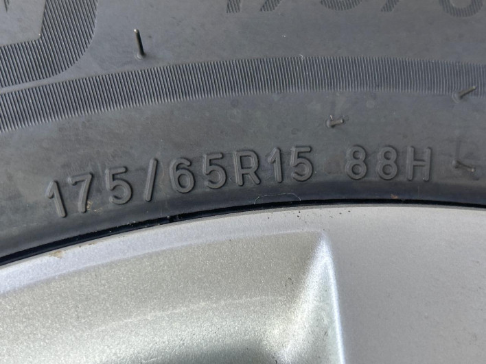 2015 Toyota Aqua DAA-NHP10 (UW-6a30bf0f577b9)[12]