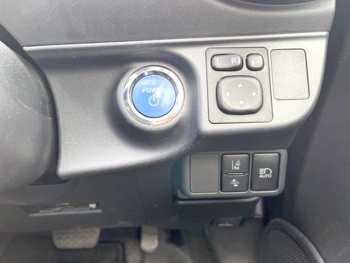 2018 Toyota Aqua DAA-NHP10 (UW-6a30bf1188f4e)[27]