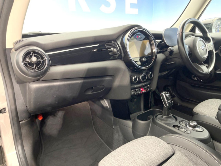 2021 Rover Mini 3BA-XR15MW (UW-6a30bf6592db5)[12]