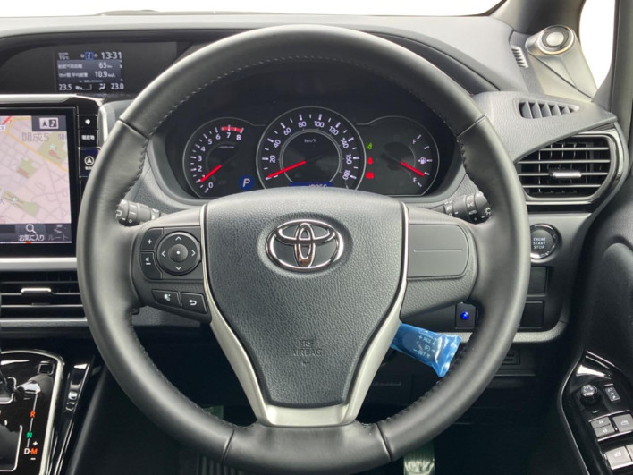 2018 Toyota Noah DBA-ZRR80W (UW-6a30bf8302f1d)[24]