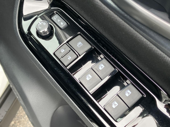 2018 Toyota Noah DBA-ZRR80W (UW-6a30bf8302f1d)[25]