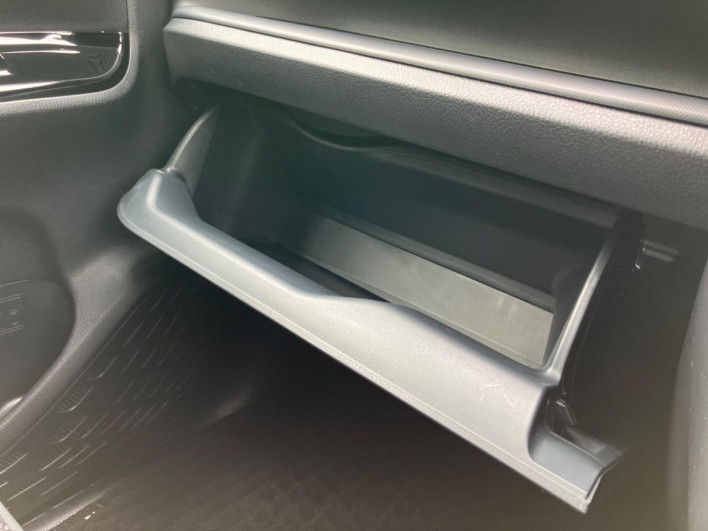 2018 Toyota Noah DBA-ZRR80W (UW-6a30bf8302f1d)[27]