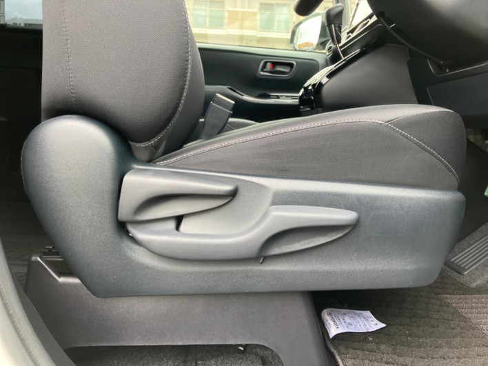 2018 Toyota Noah DBA-ZRR80W (UW-6a30bf8302f1d)[26]