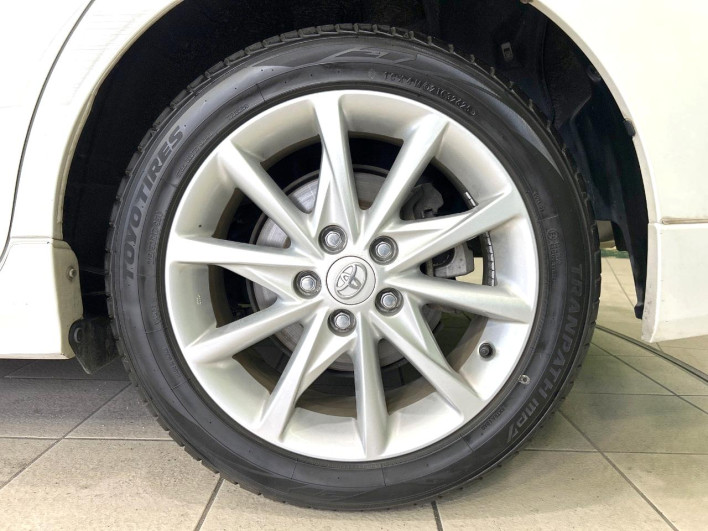 2013 Toyota Prius α DAA-ZVW41W (UW-6a30bf93efa98)[15]