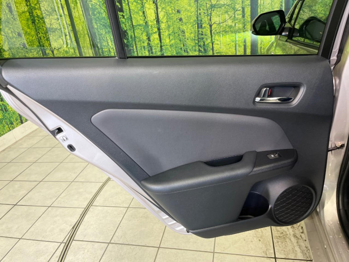 2018 Toyota Prius PHV DLA-ZVW52 (UW-6a30bf9c81e71)[11]