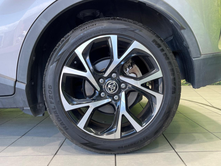 2017 Toyota C-HR DAA-ZYX10 (UW-6a30bfaf9dda1)[12]