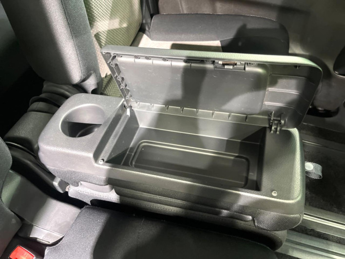 2013 Nissan Serena DAA-HC26 (UW-6a321004e12ec)[21]