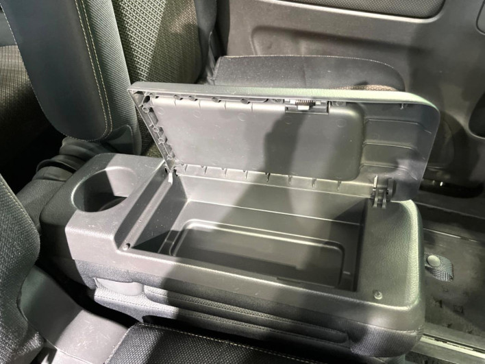 2015 Nissan Serena DAA-HFC26 (UW-6a32101412644)[21]