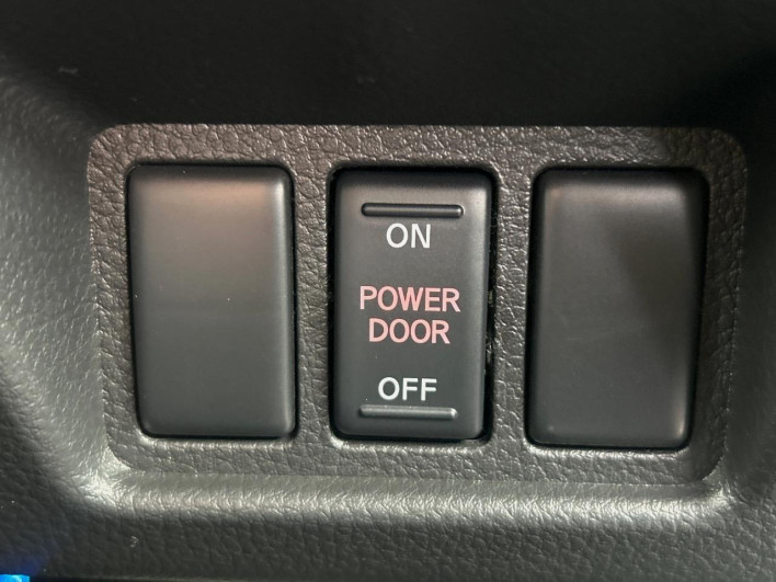2016 Nissan Serena DAA-HFC26 (UW-6a321015e09f7)[28]