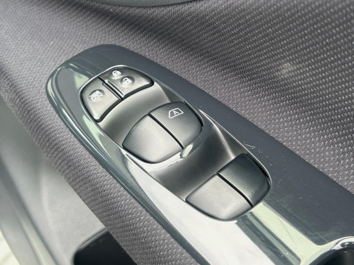 2016 Nissan Serena DAA-HFC26 (UW-6a321015e09f7)[22]