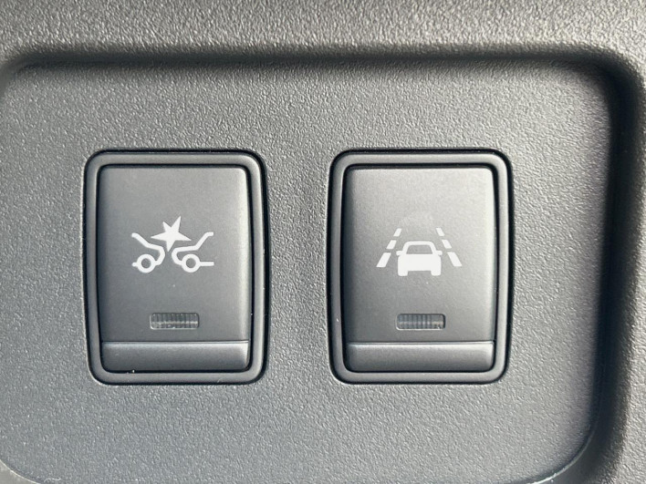 2016 Nissan Serena DAA-HFC26 (UW-6a321015e09f7)[25]