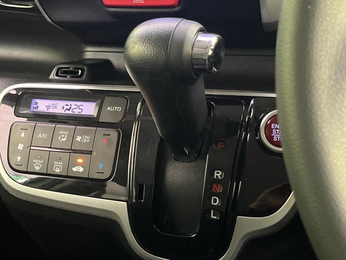 2016 Honda N-BOX CUSTOM DBA-JF1 (UW-6a32102b22f20)[21]