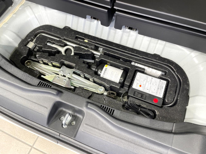 2016 Honda N-BOX CUSTOM DBA-JF1 (UW-6a32102f61513)[27]