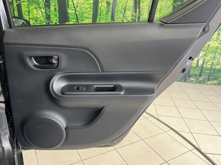 2013 Toyota Aqua DAA-NHP10 (UW-6a321130ad91a)[25]