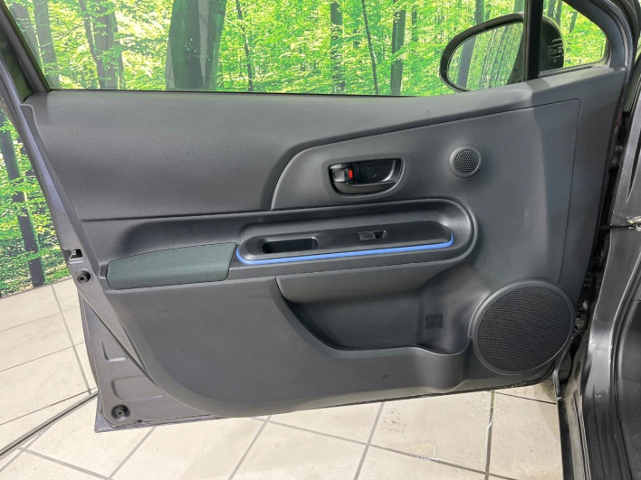 2013 Toyota Aqua DAA-NHP10 (UW-6a321130ad91a)[15]