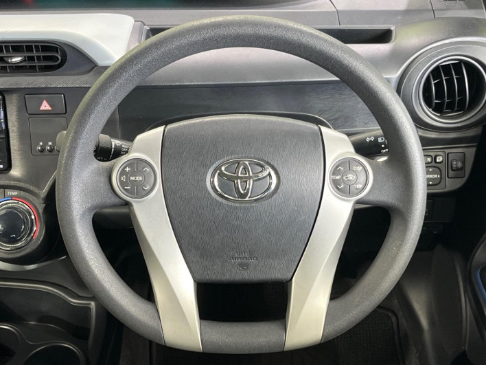 2013 Toyota Aqua DAA-NHP10 (UW-6a321130ad91a)[28]