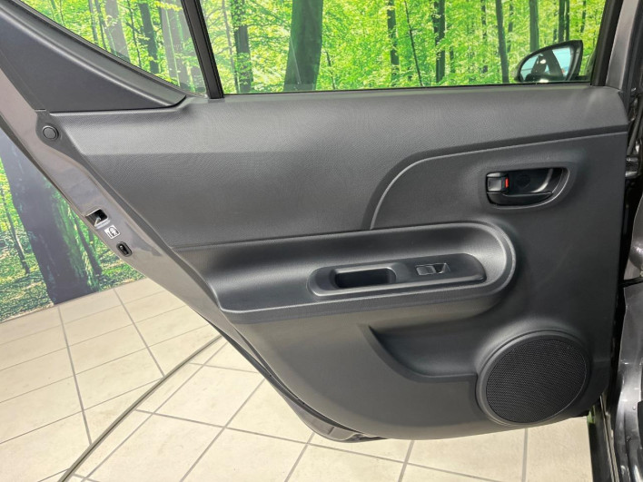 2013 Toyota Aqua DAA-NHP10 (UW-6a321130ad91a)[16]
