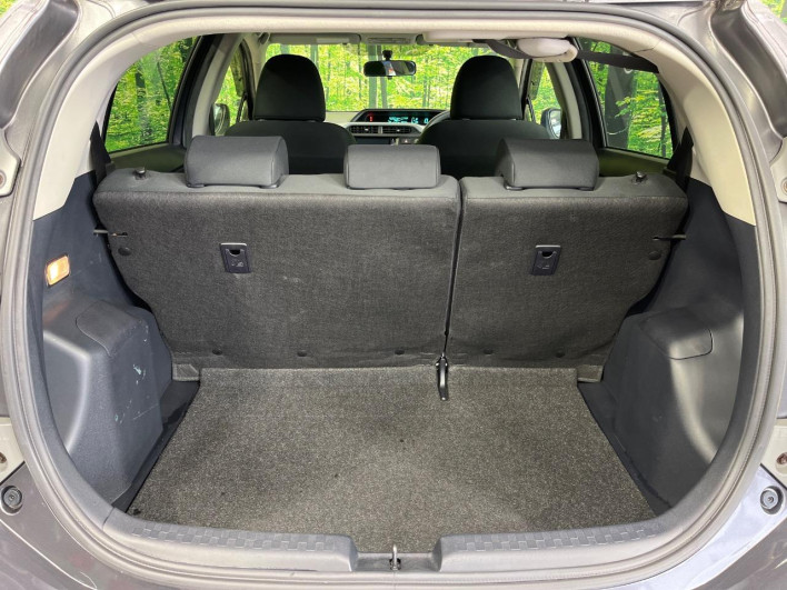2013 Toyota Aqua DAA-NHP10 (UW-6a321130ad91a)[20]