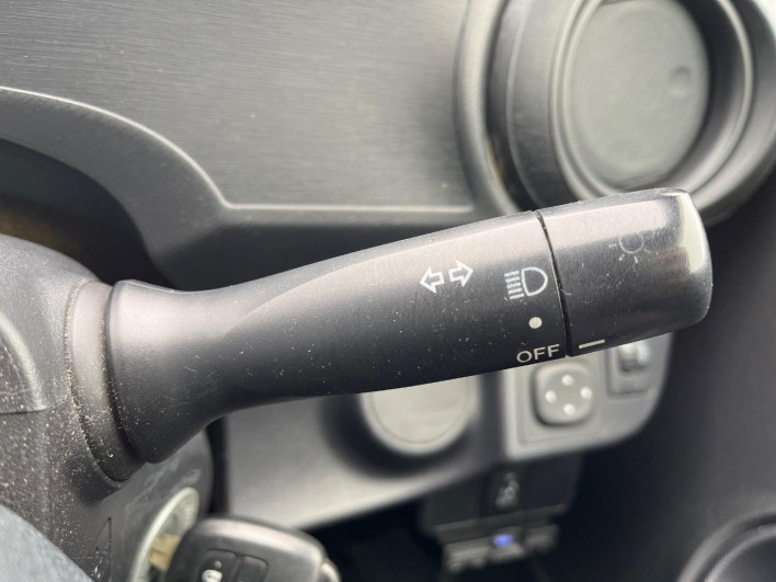 2014 Toyota Aqua DAA-NHP10 (UW-6a3211372352e)[12]
