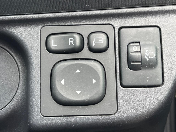 2014 Toyota Aqua DAA-NHP10 (UW-6a3211372352e)[13]