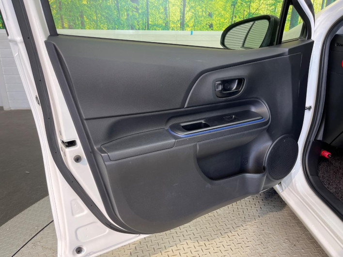 2015 Toyota Aqua DAA-NHP10 (UW-6a321137dd68c)[18]