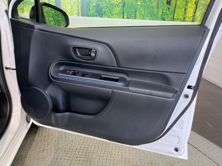 2015 Toyota Aqua DAA-NHP10 (UW-6a321137dd68c)[16]