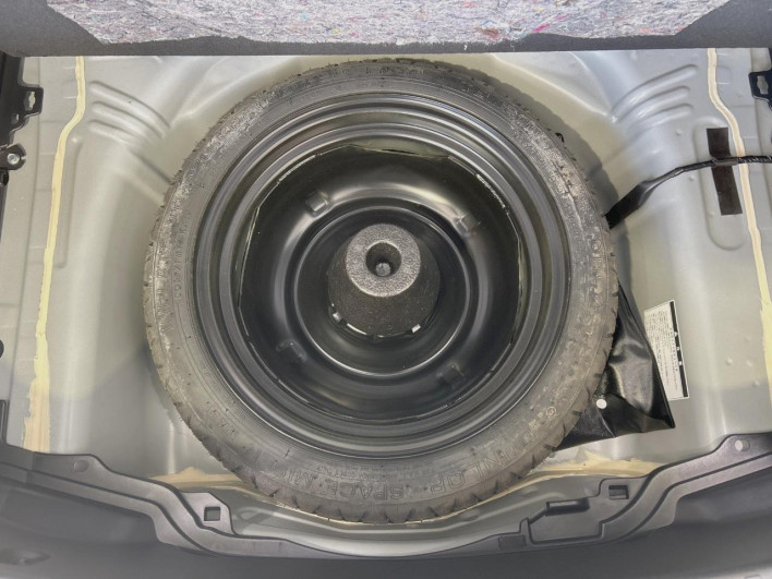 2015 Toyota Aqua DAA-NHP10 (UW-6a321138bfb95)[13]