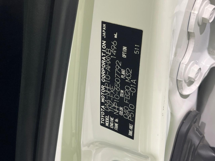 2016 Toyota Aqua DAA-NHP10 (UW-6a32113a31783)[1]
