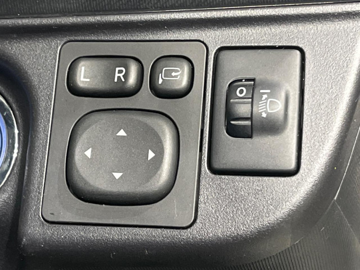 2016 Toyota Aqua DAA-NHP10 (UW-6a32113a31783)[16]