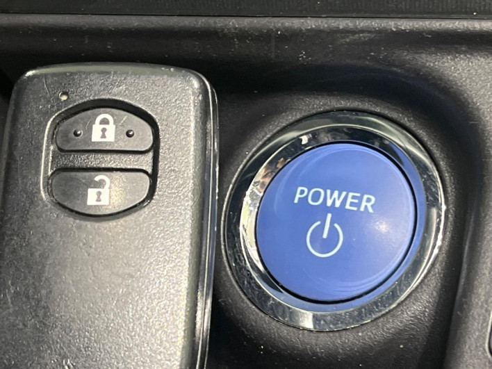 2016 Toyota Aqua DAA-NHP10 (UW-6a32113a31783)[17]