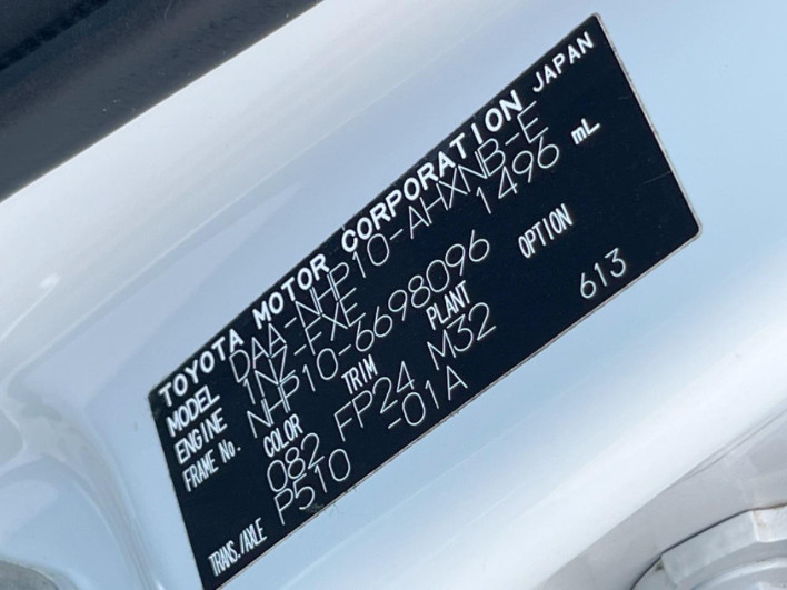 2018 Toyota Aqua DAA-NHP10 (UW-6a32113cb82df)[1]
