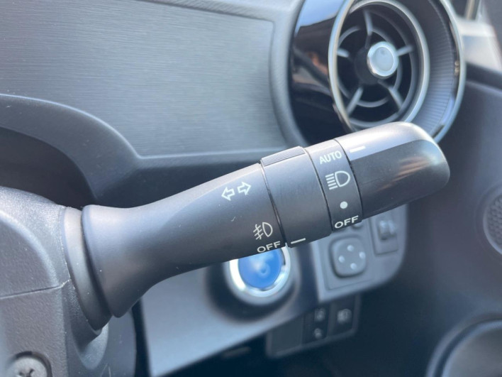 2018 Toyota Aqua DAA-NHP10 (UW-6a32113cb82df)[28]