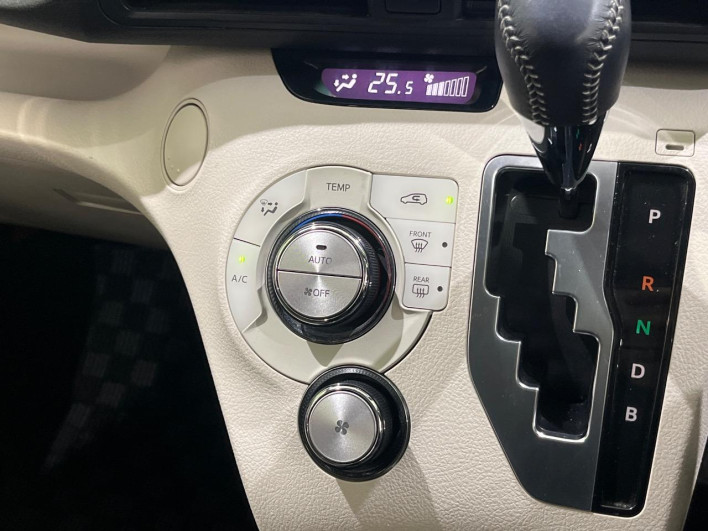 2016 Toyota Sienta DAA-NHP170G (UW-6a3211409d549)[27]