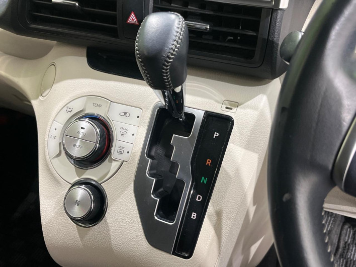 2016 Toyota Sienta DAA-NHP170G (UW-6a3211409d549)[25]