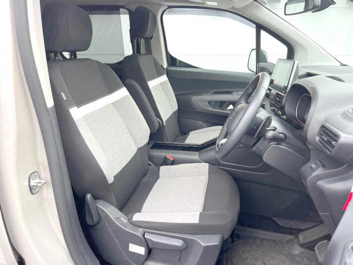 2024 Citroen Berlingo 3DA-K9CYH01 (UW-6a3211879575f)[15]