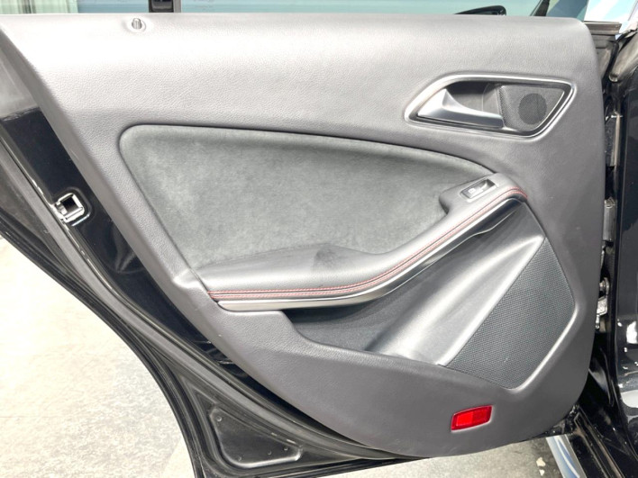 2015 Mercedes Benz CLA Class Shooting Brake DBA-117942 (UW-6a32119247128)[13]
