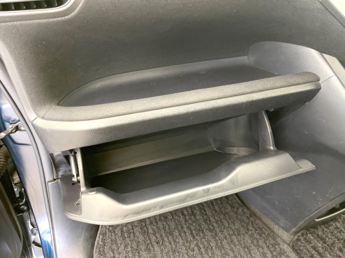 2014 Toyota Voxy DAA-ZWR80G (UW-6a3211cd668d2)[4]