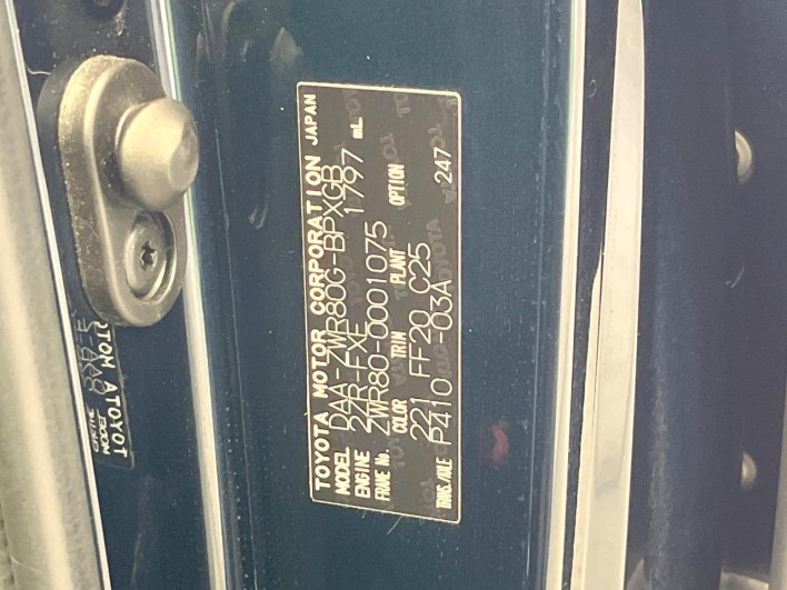 2014 Toyota Voxy DAA-ZWR80G (UW-6a3211cd668d2)[1]
