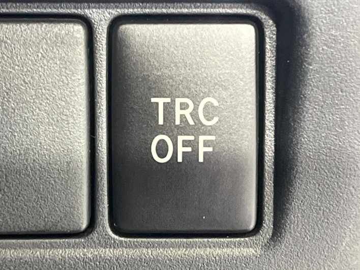 2018 Toyota Noah DAA-ZWR80W (UW-6a3211d0c1277)[15]