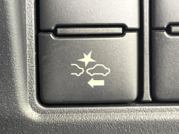 2018 Toyota Noah DAA-ZWR80W (UW-6a3211d0c1277)[12]