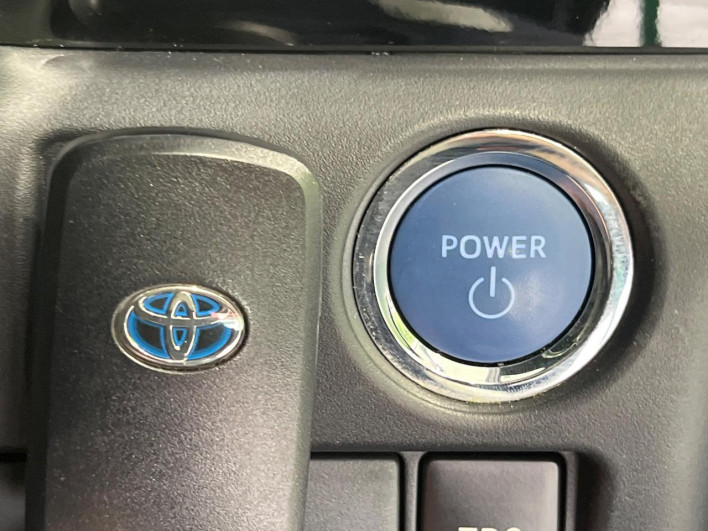 2018 Toyota Noah DAA-ZWR80W (UW-6a3211d0c1277)[6]
