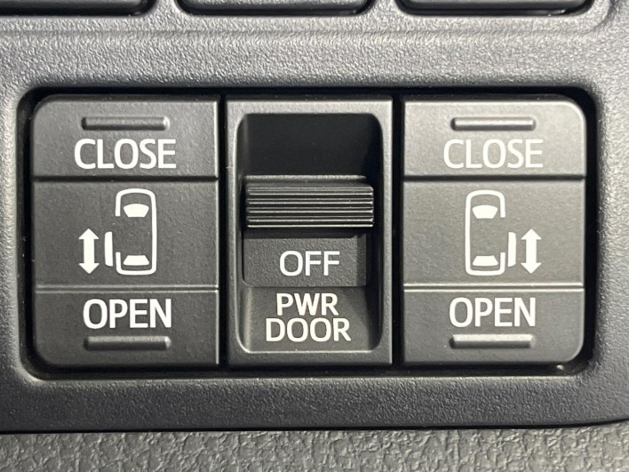 2018 Toyota Noah DAA-ZWR80W (UW-6a3211d0c1277)[16]