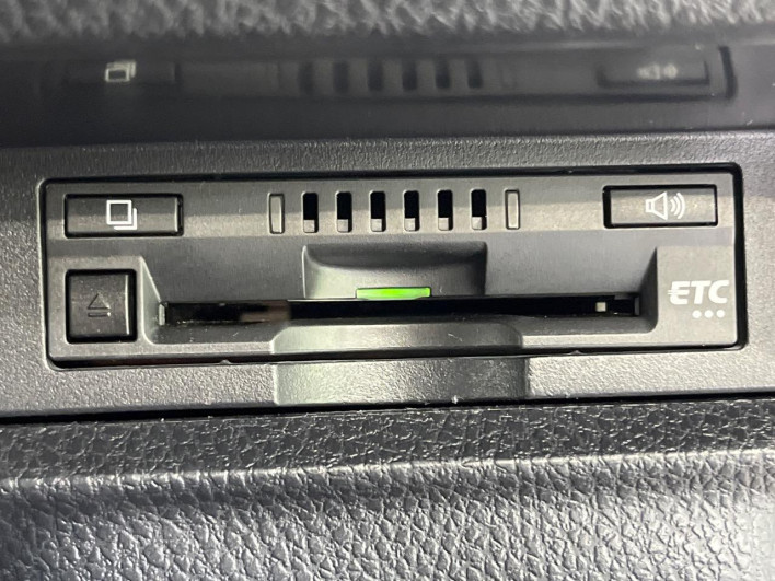 2018 Toyota Noah DAA-ZWR80W (UW-6a3211d0c1277)[17]